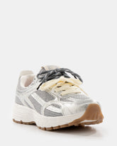 Runner Mara Silver