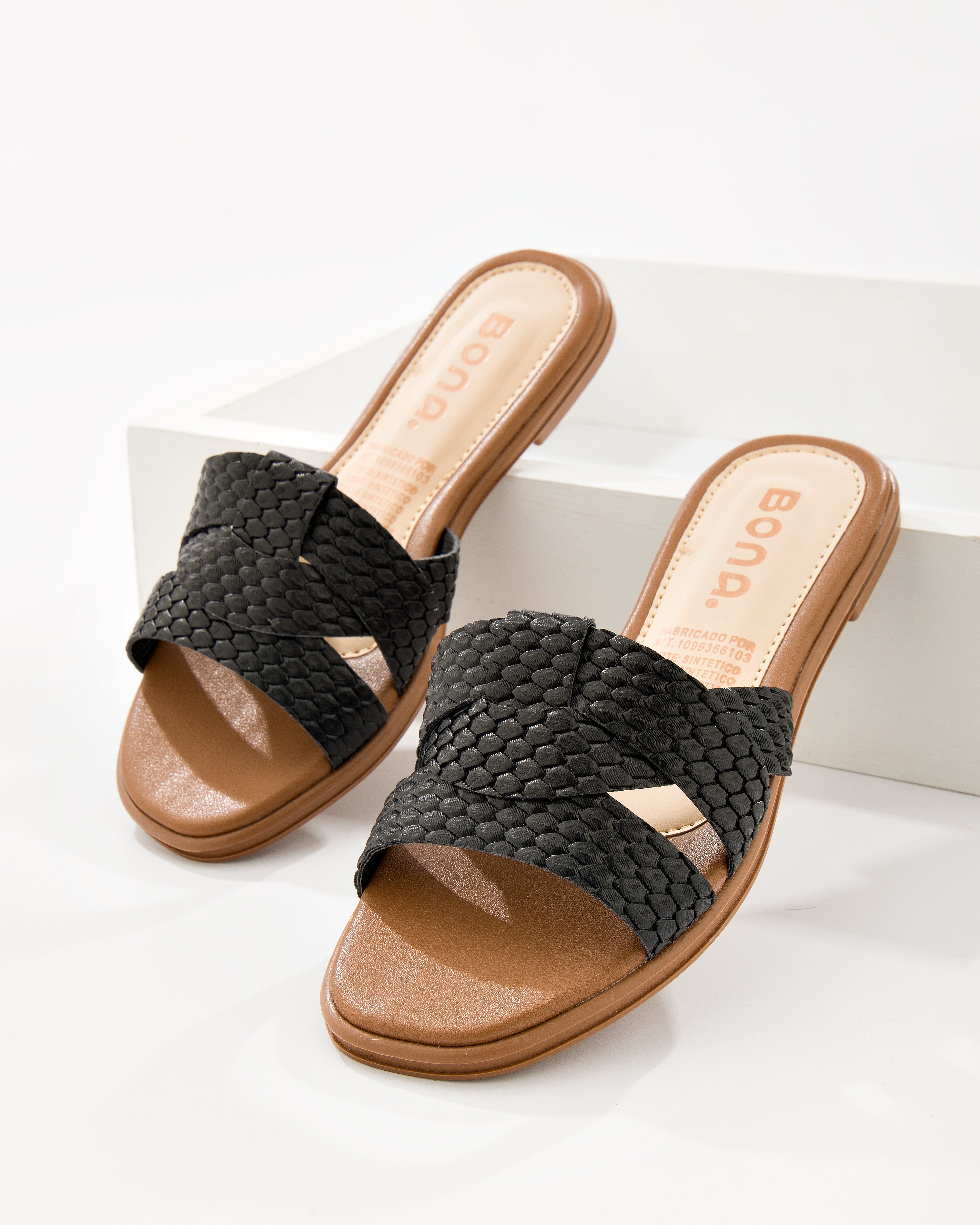 Mule Plana Tiras Cruzadas con Calado