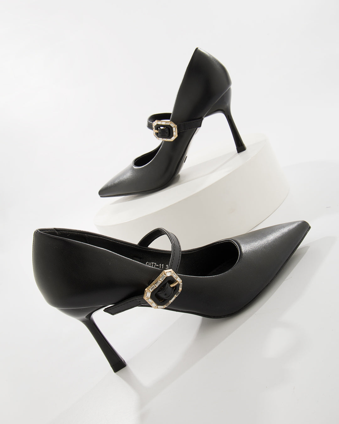 Stiletto Mary Jane Puntera Fina con Herraje Dorado