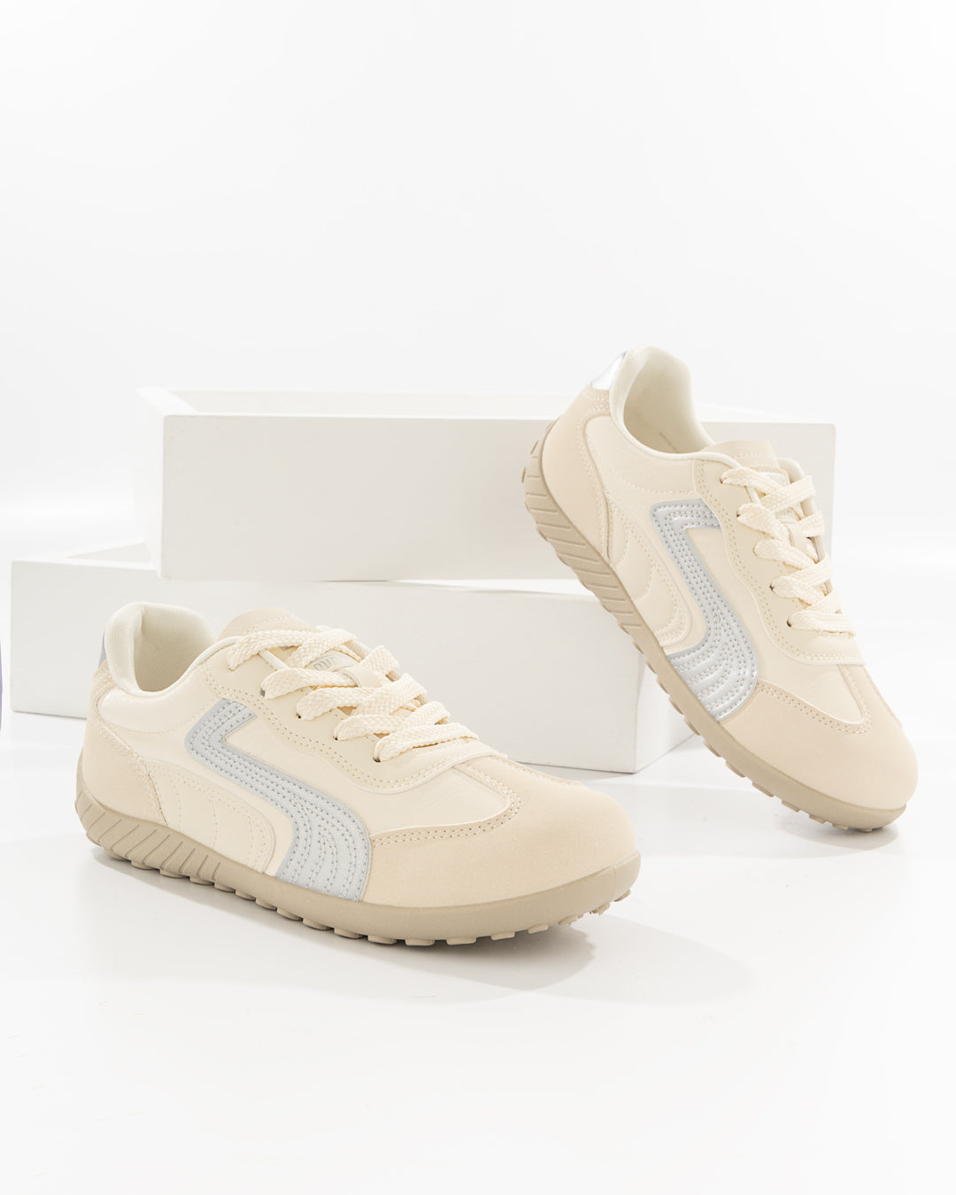 Tenis Retro Crema con Suela Bicolor | Calzado Bona