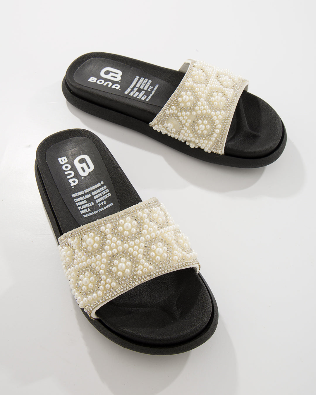 Slide Floral Relieve Dorada – Sandalia Plana con Perlas Bona