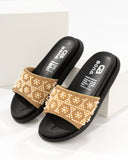 Slide Floral Relieve Dorada – Sandalia Plana con Perlas Bona