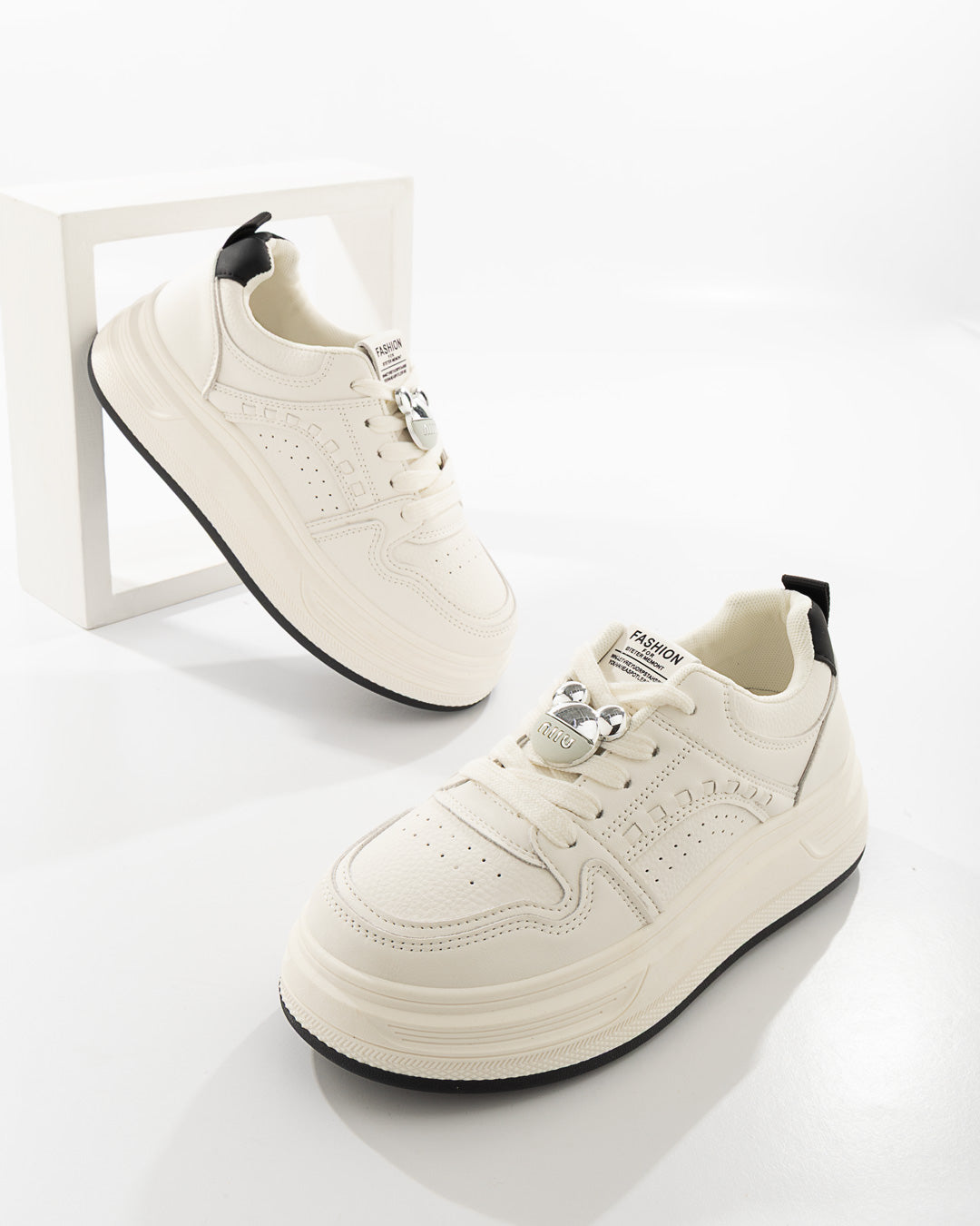 Tenis Minimalista Broche Metálico
