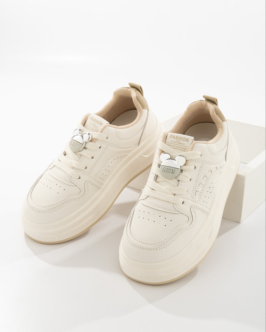 Tenis Minimalista Broche Metálico